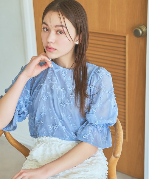 mysty woman（ミスティウーマン）の「3Dシシュウ2WAYブラウス　120992（シャツ/ブラウス・レディース・ブルー/オフホワイト/ブラック・FREE）」の3枚目の写真