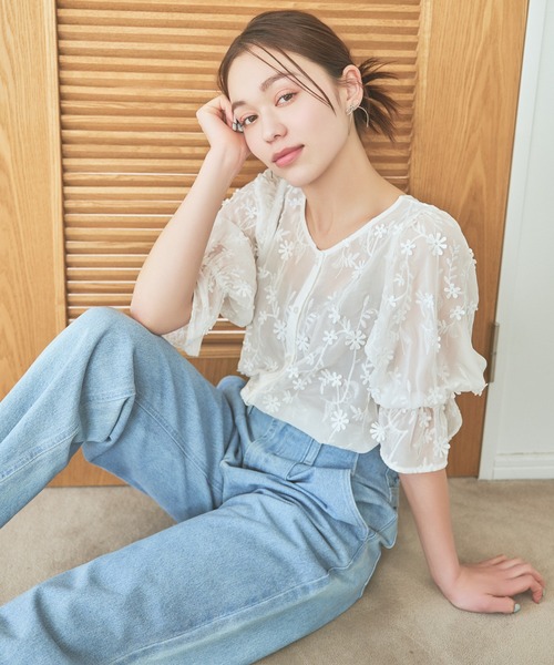 mysty woman（ミスティウーマン）の「3Dシシュウ2WAYブラウス　120992（シャツ/ブラウス・レディース・ブルー/オフホワイト/ブラック・FREE）」の4枚目の写真