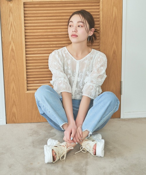 mysty woman（ミスティウーマン）の「3Dシシュウ2WAYブラウス　120992（シャツ/ブラウス・レディース・ブルー/オフホワイト/ブラック・FREE）」の6枚目の写真