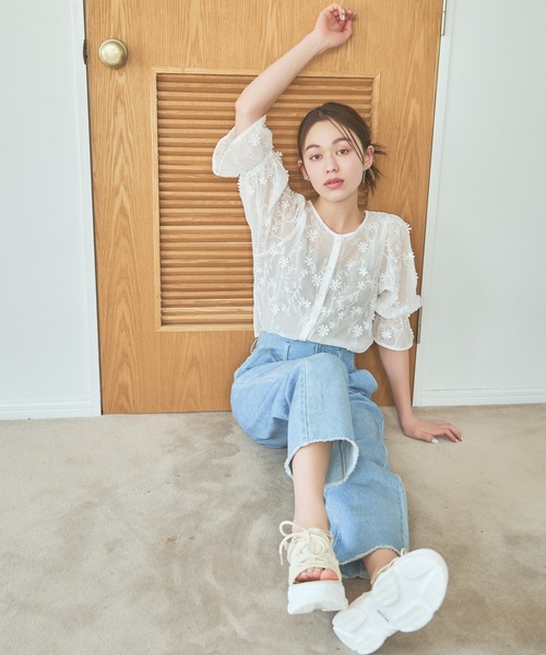 mysty woman（ミスティウーマン）の「3Dシシュウ2WAYブラウス　120992（シャツ/ブラウス・レディース・ブルー/オフホワイト/ブラック・FREE）」の7枚目の写真