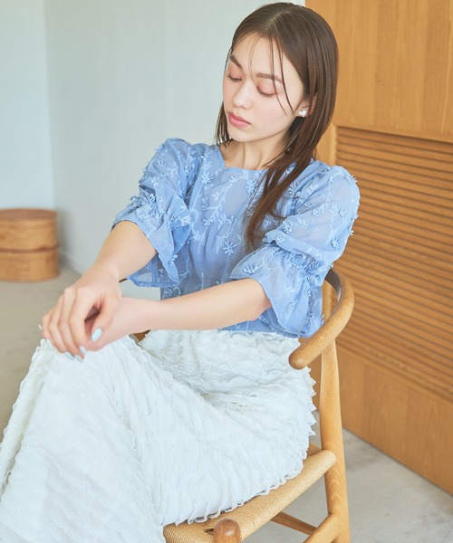 mysty woman（ミスティウーマン）の「3Dシシュウ2WAYブラウス　120992（シャツ/ブラウス・レディース・ブルー/オフホワイト/ブラック・FREE）」の9枚目の写真