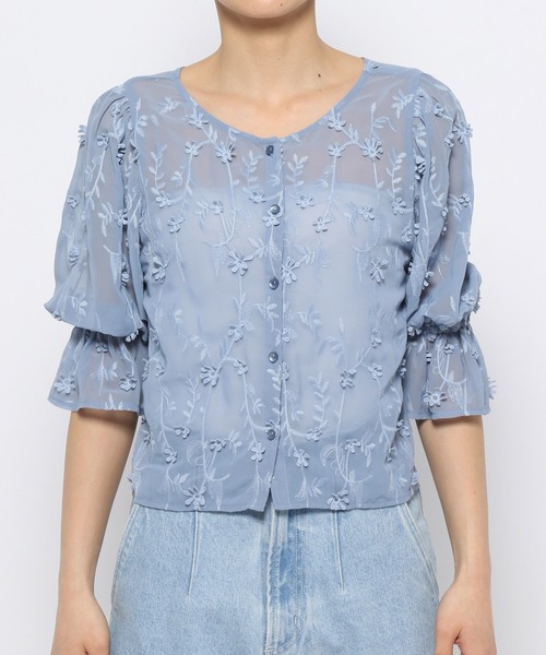mysty woman（ミスティウーマン）の「3Dシシュウ2WAYブラウス　120992（シャツ/ブラウス・レディース・ブルー/オフホワイト/ブラック・FREE）」の11枚目の写真