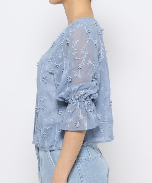 mysty woman（ミスティウーマン）の「3Dシシュウ2WAYブラウス　120992（シャツ/ブラウス・レディース・ブルー/オフホワイト/ブラック・FREE）」の12枚目の写真