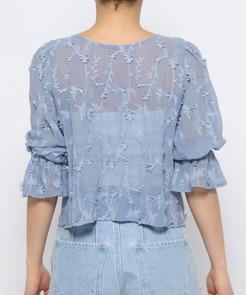 mysty woman（ミスティウーマン）の「3Dシシュウ2WAYブラウス　120992（シャツ/ブラウス・レディース・ブルー/オフホワイト/ブラック・FREE）」の13枚目の写真