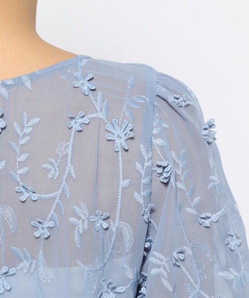 mysty woman（ミスティウーマン）の「3Dシシュウ2WAYブラウス　120992（シャツ/ブラウス・レディース・ブルー/オフホワイト/ブラック・FREE）」の14枚目の写真