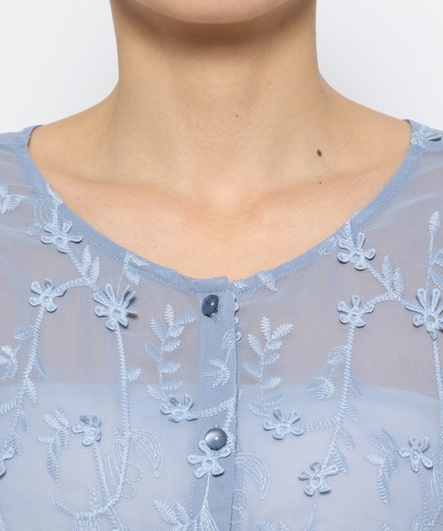 mysty woman（ミスティウーマン）の「3Dシシュウ2WAYブラウス　120992（シャツ/ブラウス・レディース・ブルー/オフホワイト/ブラック・FREE）」の15枚目の写真