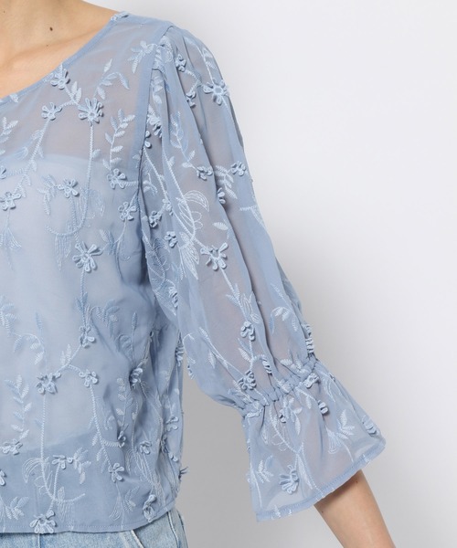 mysty woman（ミスティウーマン）の「3Dシシュウ2WAYブラウス　120992（シャツ/ブラウス・レディース・ブルー/オフホワイト/ブラック・FREE）」の18枚目の写真