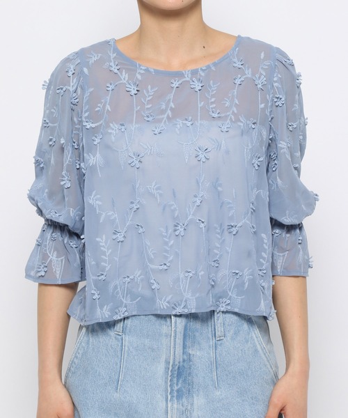 mysty woman（ミスティウーマン）の「3Dシシュウ2WAYブラウス　120992（シャツ/ブラウス・レディース・ブルー/オフホワイト/ブラック・FREE）」の21枚目の写真