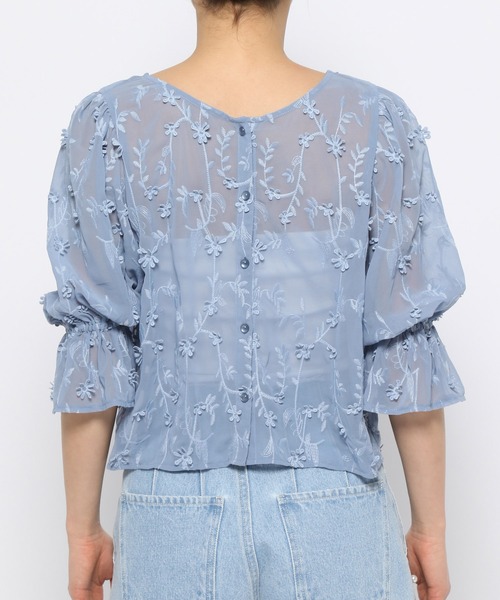 mysty woman（ミスティウーマン）の「3Dシシュウ2WAYブラウス　120992（シャツ/ブラウス・レディース・ブルー/オフホワイト/ブラック・FREE）」の22枚目の写真