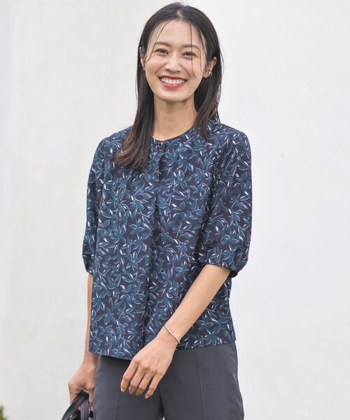J.PRESS Ladies(J.プレス レディス)の「【洗える】ボタニカルプリント ブラウス(シャツ/ブラウス・レディース・アイボリー系5/カーキ系5/ネイビー系5・XS)」の1枚目の写真