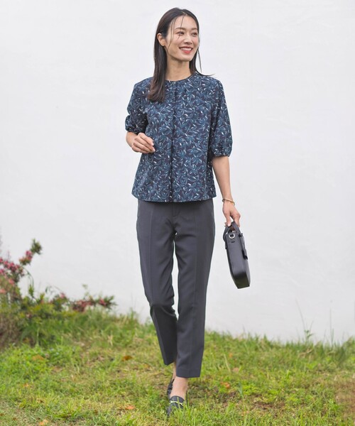 J.PRESS Ladies(J.プレス レディス)の「【洗える】ボタニカルプリント ブラウス(シャツ/ブラウス・レディース・アイボリー系5/カーキ系5/ネイビー系5・XS)」の4枚目の写真