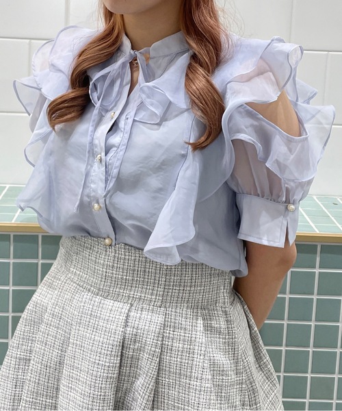 abc une face（アーベーセーアンフェイス）の「オープンショルダーフリルカラーシアーブラウス（シャツ/ブラウス・レディース・ホワイト/ホワイト系その他/ブラック/ブルー・FREE）」の4枚目の写真
