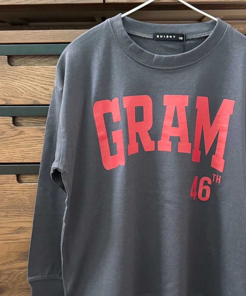 ZI-ON（ジーオン）の「オーバーサイズ プリントロゴ ロンT（Tシャツ/カットソー・キッズ・オフホワイト/杢グレー/チャコールグレー/ダークグリーン/グレー系その他/ブラック/ホワイト系その他/パープル/ネイビー・110cm/130cm/120cm/160cm/150cm/140cm）」の6枚目の写真