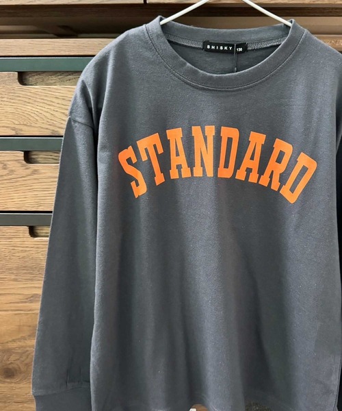 ZI-ON（ジーオン）の「オーバーサイズ プリントロゴ ロンT（Tシャツ/カットソー・キッズ・オフホワイト/杢グレー/チャコールグレー/ダークグリーン/グレー系その他/ブラック/ホワイト系その他/パープル/ネイビー・110cm/130cm/120cm/160cm/150cm/140cm）」の4枚目の写真