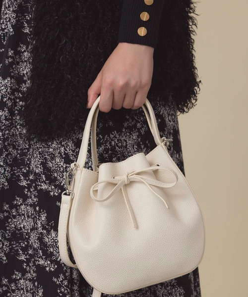 fifth（フィフス）の「ワンハンドル巾着ショルダーバッグ（ショルダーバッグ・レディース・アイボリー/ブラック/モカ・FREE）」の2枚目の写真