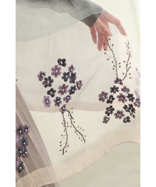 cawaii(カワイイ)の「ひと針に想いを込めたブーケ刺繍シアーストール(ストール/ショール・レディース・グレー・FREE)」の2枚目の写真