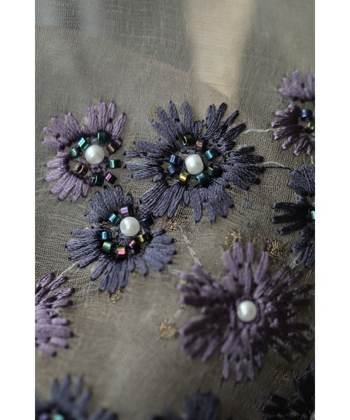 cawaii(カワイイ)の「ひと針に想いを込めたブーケ刺繍シアーストール(ストール/ショール・レディース・グレー・FREE)」の3枚目の写真