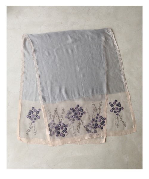 cawaii(カワイイ)の「ひと針に想いを込めたブーケ刺繍シアーストール(ストール/ショール・レディース・グレー・FREE)」の7枚目の写真