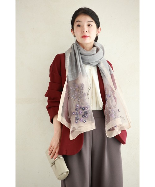 cawaii(カワイイ)の「ひと針に想いを込めたブーケ刺繍シアーストール(ストール/ショール・レディース・グレー・FREE)」の9枚目の写真