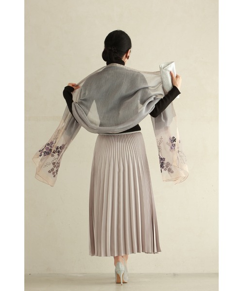 cawaii(カワイイ)の「ひと針に想いを込めたブーケ刺繍シアーストール(ストール/ショール・レディース・グレー・FREE)」の13枚目の写真