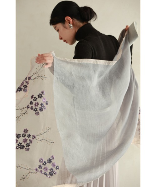 cawaii(カワイイ)の「ひと針に想いを込めたブーケ刺繍シアーストール(ストール/ショール・レディース・グレー・FREE)」の19枚目の写真