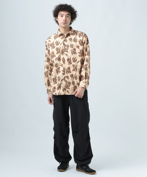 BAYFLOW(ベイフロー)の「【ストレッチ】ボタニカル柄長袖シャツ(シャツ/ブラウス・メンズ・ベージュ/ブラック・MEDIUM/LARGE)」の4枚目の写真