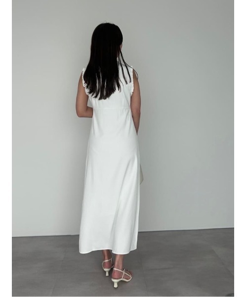 UR'S(ユアーズ)の「フリルデザインVネックロングワンピース(ワンピース・レディース・ホワイト/スミクロ・L/M/S)」の13枚目の写真