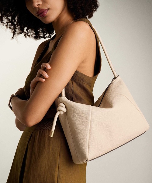 FOSSIL（フォッシル）の「フォッシル 肩かけバッグ レディース レザー ホワイト スマホ収納可 ZB11119120（ショルダーバッグ・レディース・ホワイト・FREE）」の2枚目の写真