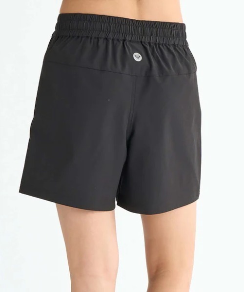 ROXY（ロキシー）の「MY 1ST ROXY SHORTS/ロキシー水陸両用ワンポイントブランドロゴフィットネスショートパンツ（その他パンツ・レディース・ピンク/グリーン/ブラック・LARGE/MEDIUM/SMALL）」の5枚目の写真
