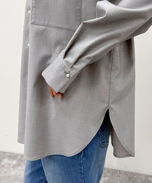 fredy emue（フレディエミュ）の「《セットアップ対応》TRパール釦バンドカラーシャツ（シャツ/ブラウス・レディース・グレー/ネイビー・38）」の6枚目の写真