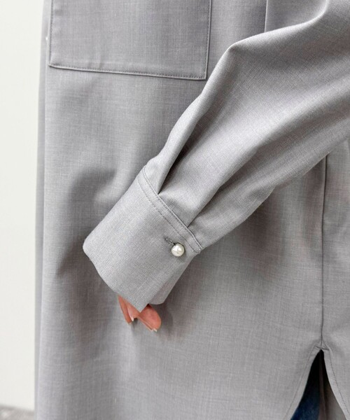 fredy emue（フレディエミュ）の「《セットアップ対応》TRパール釦バンドカラーシャツ（シャツ/ブラウス・レディース・グレー/ネイビー・38）」の7枚目の写真