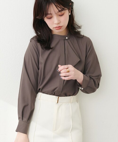natural couture(ナチュラルクチュール)の「【WEB限定】ドレープスカーフ2WAYブラウス(シャツ/ブラウス・レディース・ブラウン/ベージュ/ブルー系その他/ミント/ピンクベージュ/グレイッシュベージュ/オフホワイト・FREE)」の3枚目の写真