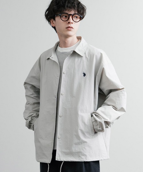 U.S. POLO ASSN.(ユーエスポロアッスン)の「U.S. POLO ASSN. ユーエスポロアッスン オーバーサイズ ワンポイントロゴ刺繍コーチジャケット ナイロンジャケット(ナイロンジャケット・メンズ・ライトグレー/カーキ/ネイビー/ブラック・M/L/LL)」の2枚目の写真