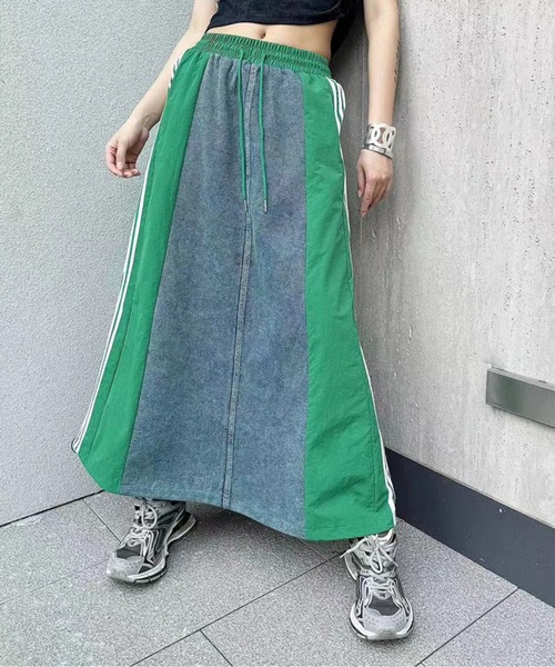 AMAJI(アマジ)の「異素材デニムラインスカート(スカート・レディース・ブラック/レッド/カーキ/ピンク/グリーン/アイボリー・FREE)」の4枚目の写真