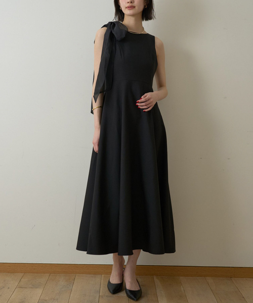 EMMA ROUGE VIF(エマルージュヴィフ)の「【一部店舗限定】肩リボンロングワンピース(ワンピース・レディース・ブラック/ベージュ・38/36)」の1枚目の写真