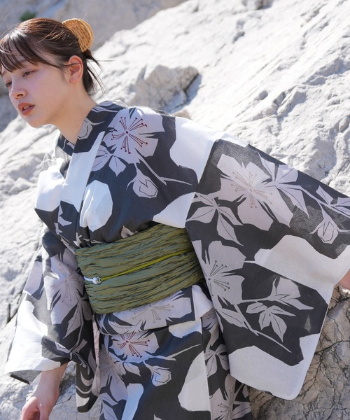 utatane(ウタタネ)の「選べる浴衣3点セット utataneオリジナル 国内染色(浴衣・レディース・ブラウン系1/ホワイト系1/ホワイト系2/ブラック系2/ホワイト系3/グリーン系1/ホワイト系5/ブラック系1/アイボリー系1/ネイビー系1/ホワイト系4/ブラック系3/ブラック系4/ホワイト系6/グレー系1/グリーン系2/パープル系1/ホワイト系7/ブラック系5・FREE)」の2枚目の写真