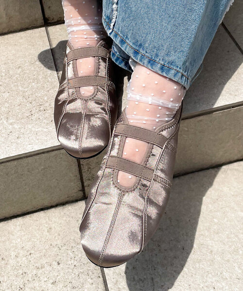 w closet(ダブルクローゼット)の「フラットシューズ(ブーツ・レディース・ベージュ/ブラック/シルバー・MEDIUM/LARGE)」の3枚目の写真