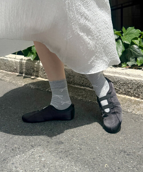 w closet(ダブルクローゼット)の「フラットシューズ(ブーツ・レディース・ベージュ/ブラック/シルバー・MEDIUM/LARGE)」の9枚目の写真