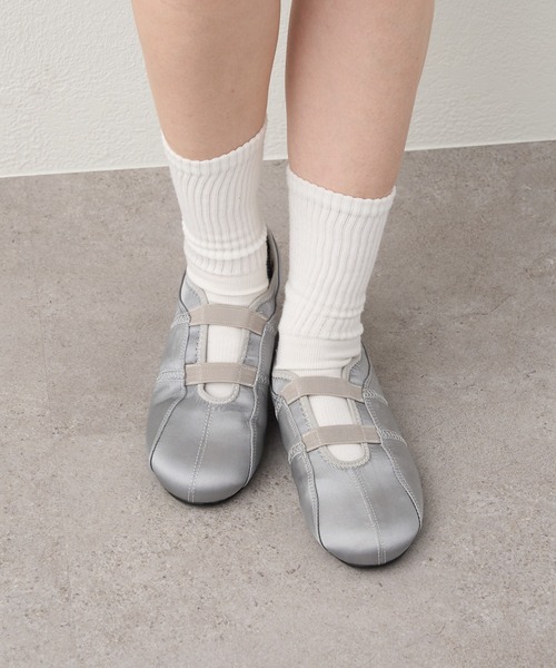 w closet(ダブルクローゼット)の「フラットシューズ(ブーツ・レディース・ベージュ/ブラック/シルバー・MEDIUM/LARGE)」の1枚目の写真