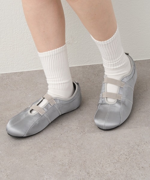 w closet(ダブルクローゼット)の「フラットシューズ(ブーツ・レディース・ベージュ/ブラック/シルバー・MEDIUM/LARGE)」の5枚目の写真