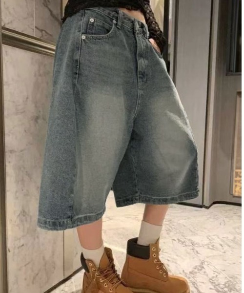 kirakiraShop(キラキラショップ)の「ウオッシュド デニム ハーフ パンツ(デニムパンツ・レディース・ブルー・S/M/L)」の2枚目の写真
