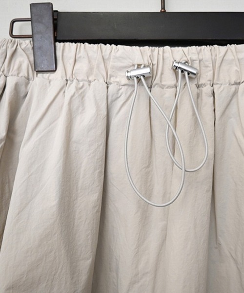 STYLEBLOCK(スタイルブロック)の「Nワッシャータフタドロストカーゴフレアスカート(スカート・レディース・チャコールグレー/アイボリー/カーキ/ブラック・M)」の7枚目の写真