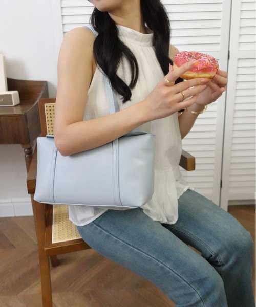 unnu(ユヌ)の「ロングショルダー スクエアボストンバッグ(ショルダーバッグ・レディース・ブルー/ブラウン/ダークブラウン/ホワイト/ブラック・F)」の12枚目の写真