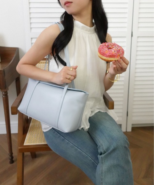 unnu(ユヌ)の「ロングショルダー スクエアボストンバッグ(ショルダーバッグ・レディース・ブルー/ブラウン/ダークブラウン/ホワイト/ブラック・F)」の13枚目の写真
