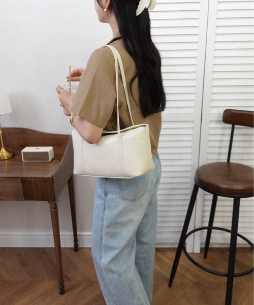 unnu(ユヌ)の「ロングショルダー スクエアボストンバッグ(ショルダーバッグ・レディース・ブルー/ブラウン/ダークブラウン/ホワイト/ブラック・F)」の21枚目の写真