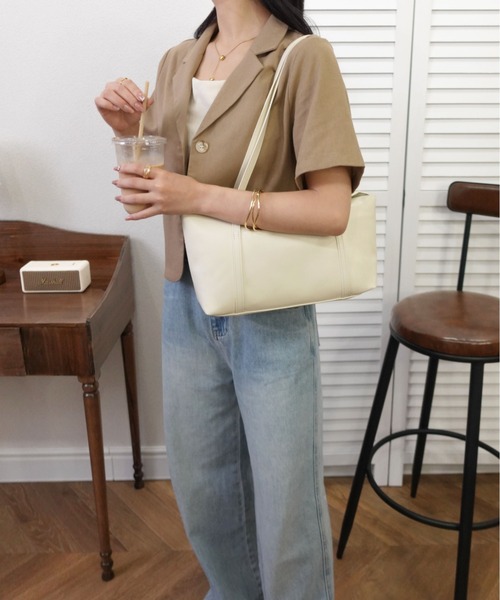 unnu(ユヌ)の「ロングショルダー スクエアボストンバッグ(ショルダーバッグ・レディース・ブルー/ブラウン/ダークブラウン/ホワイト/ブラック・F)」の22枚目の写真