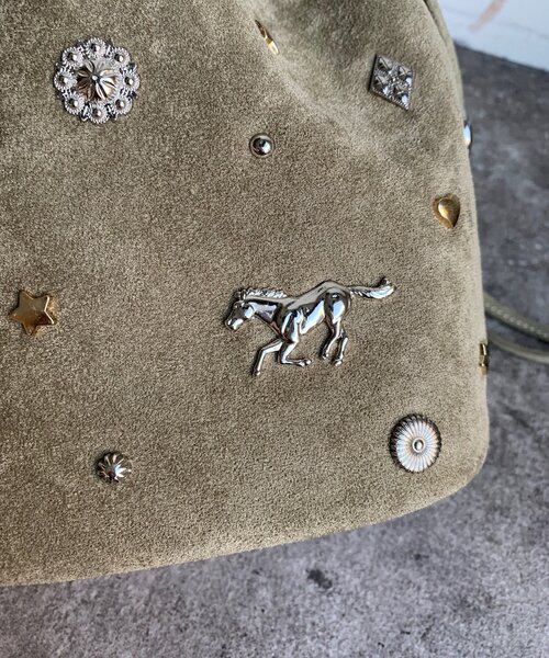 DouDou（ドゥドゥ）の「スエードスタッズドロストバッグ（ショルダーバッグ・レディース・キャメル/カーキ・FREE）」の7枚目の写真