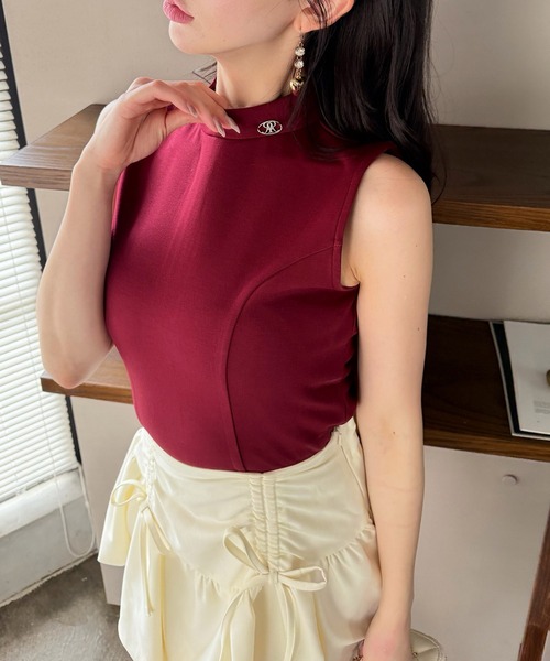 ROYAL PARTY(ロイヤルパーティー)の「プレート付プチハイノースリーブカットトップス(Tシャツ/カットソー・レディース・オフホワイト/ブラック/ボルドー・FREE)」の3枚目の写真