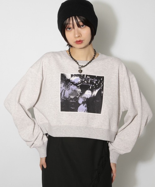 PAGEBOY(ページボーイ)の「フラワーフォトショートスウェット(スウェット・レディース・チャコールグレー/オートミール/オレンジ・FREE)」の2枚目の写真
