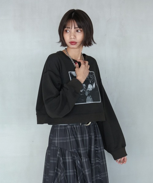 PAGEBOY(ページボーイ)の「フラワーフォトショートスウェット(スウェット・レディース・チャコールグレー/オートミール/オレンジ・FREE)」の6枚目の写真